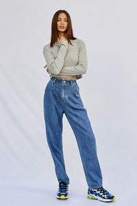 HIGH RISE PLEATED MOM JEANS