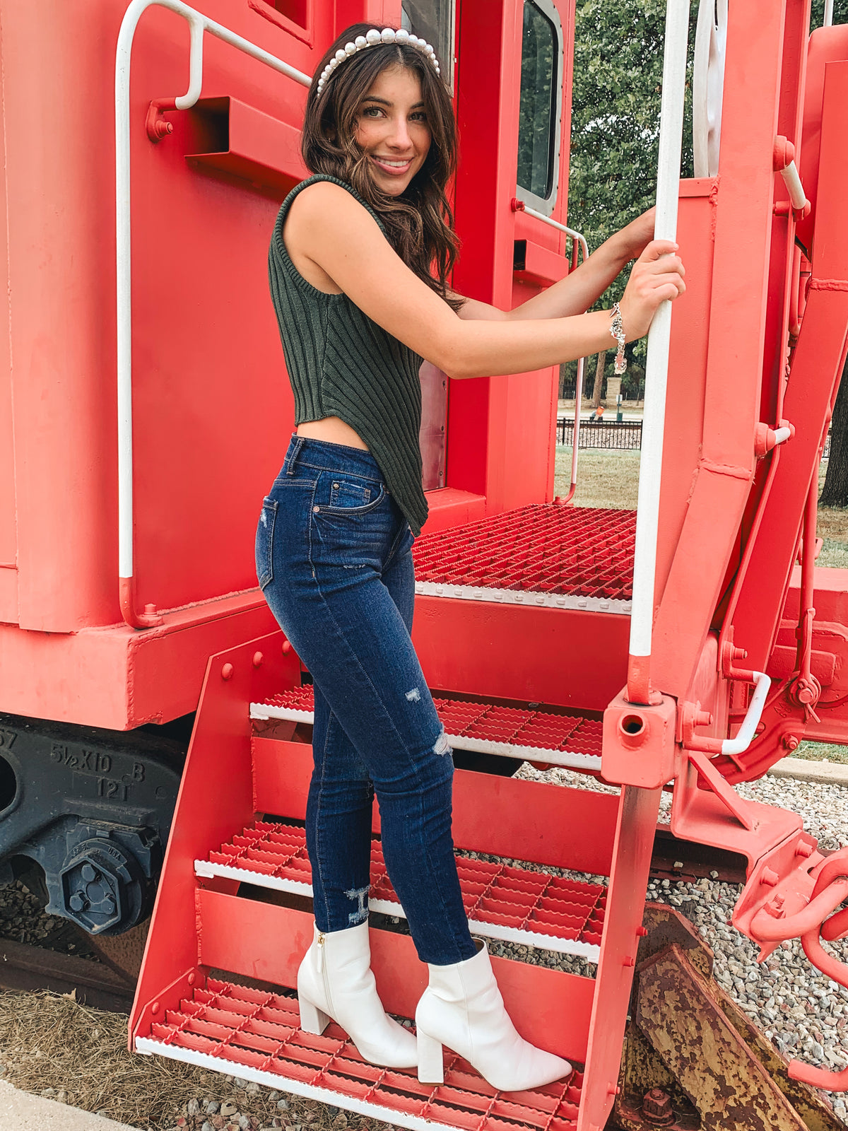 SCARF HEM SLEEVELESS SWEATER TOP