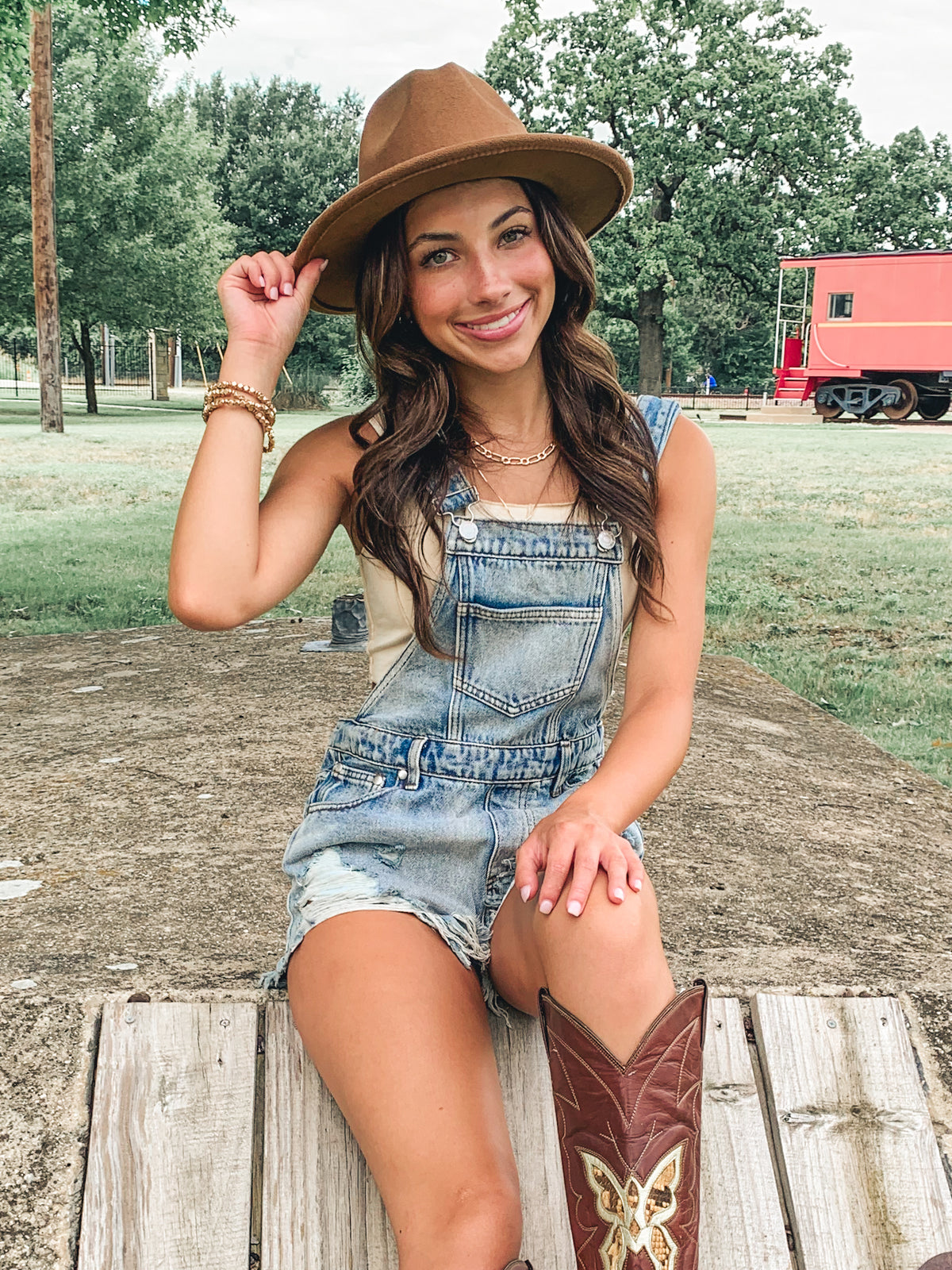 DESTROYED DENIM SHORTS OVERALL