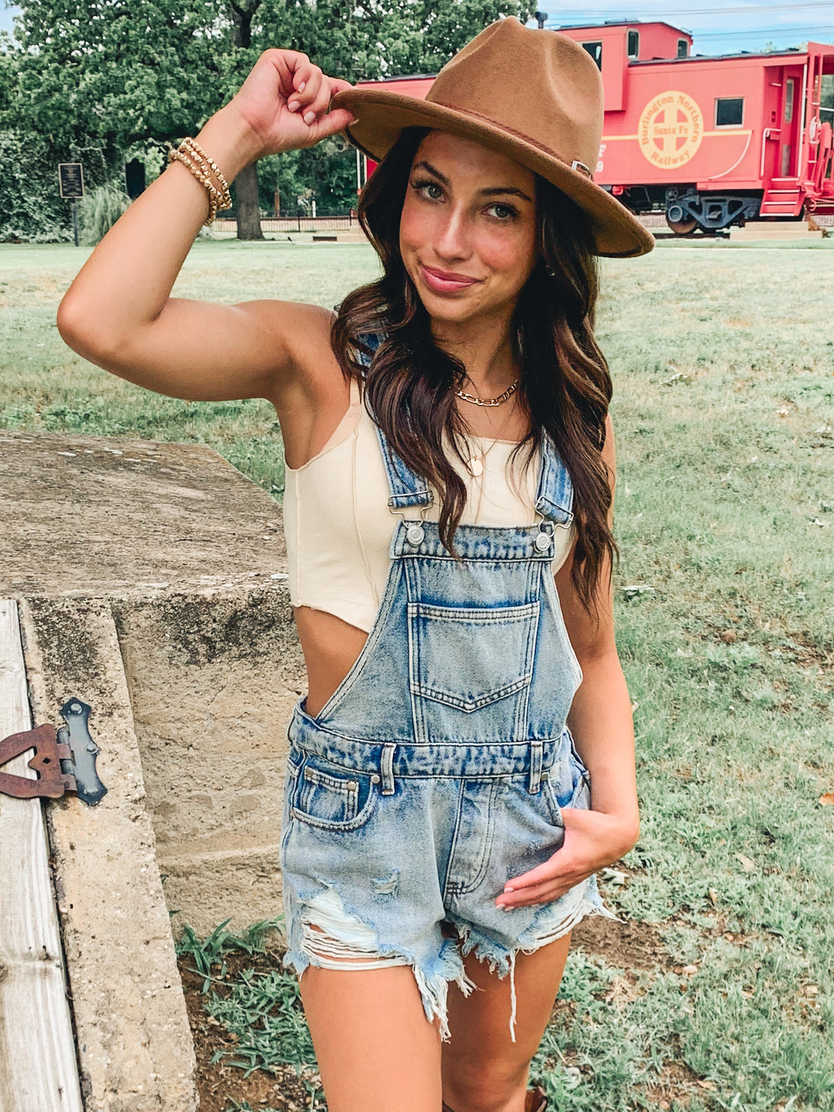 DESTROYED DENIM SHORTS OVERALL