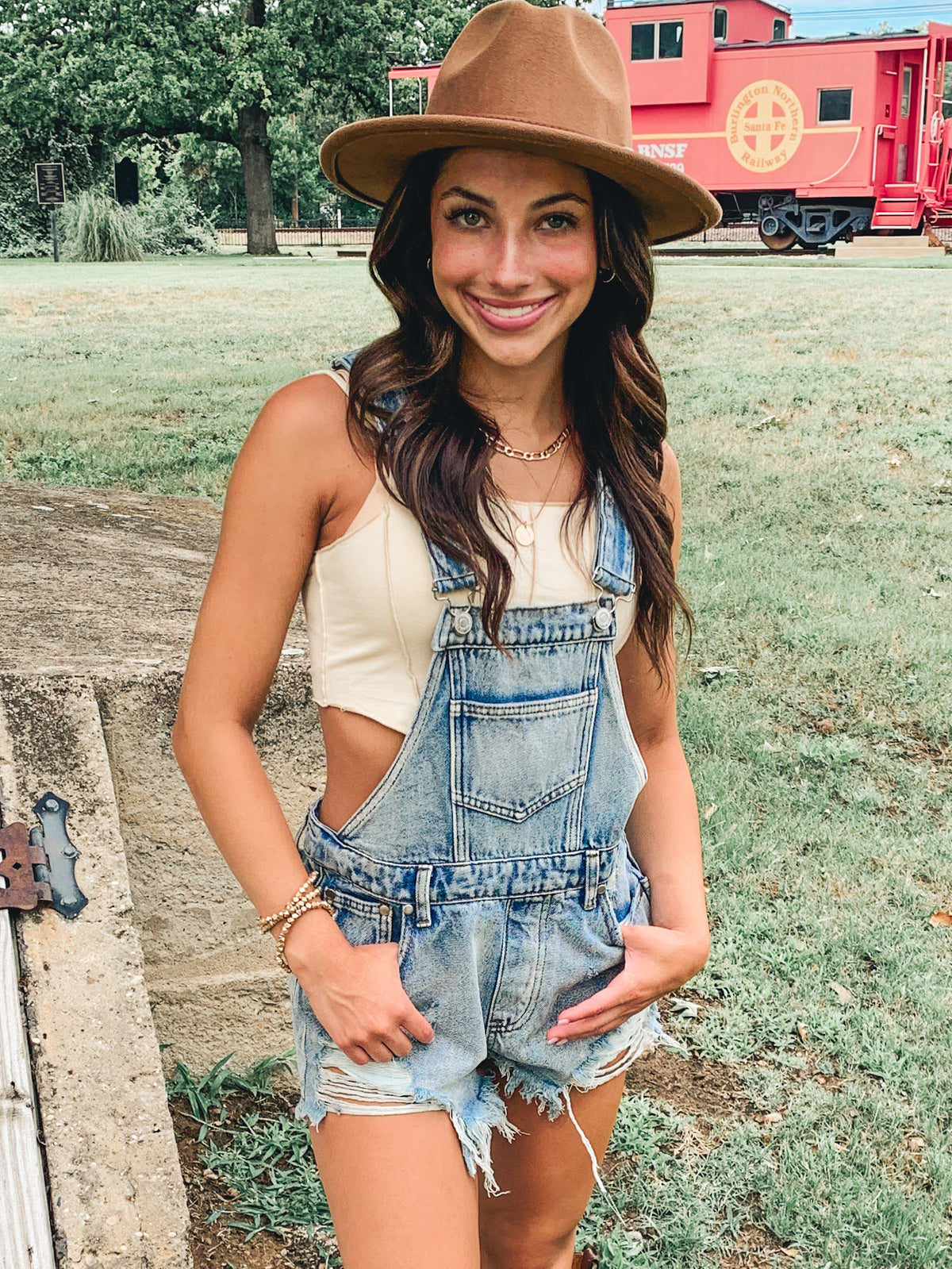 DESTROYED DENIM SHORTS OVERALL