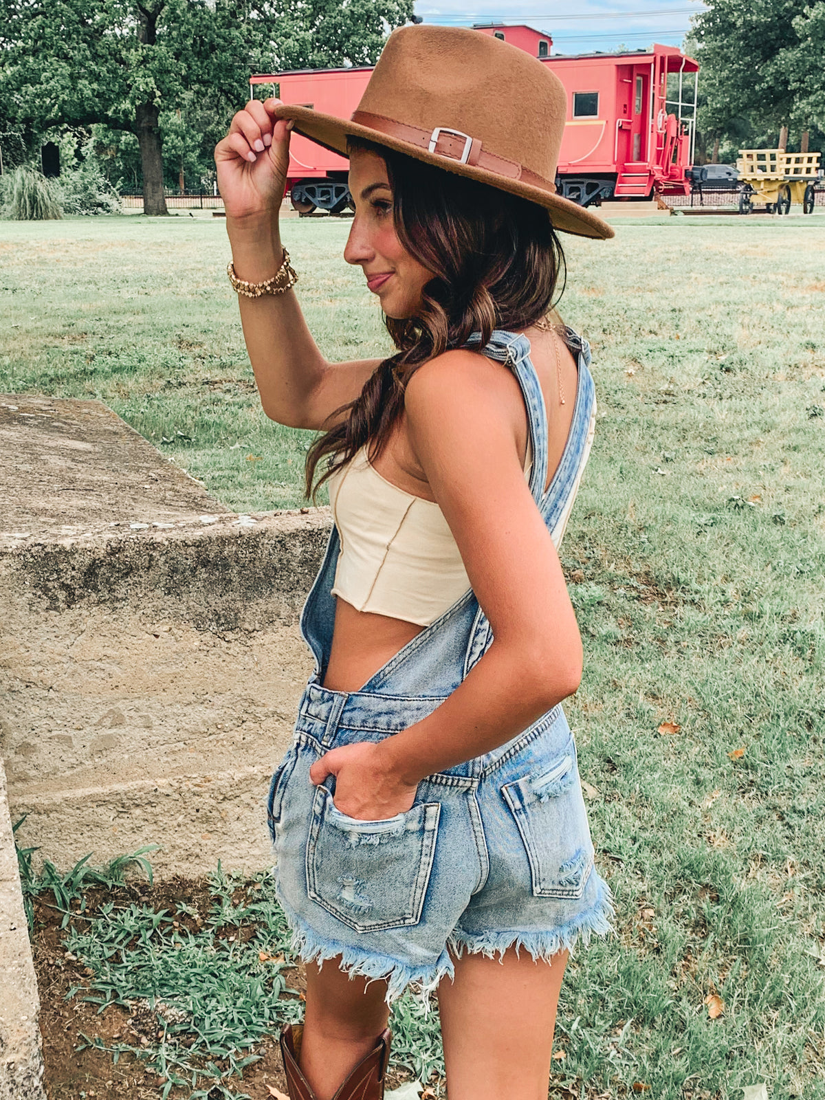 DESTROYED DENIM SHORTS OVERALL