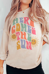 HERE COMES THE SUN GRAPHIC SWEATSHIRT