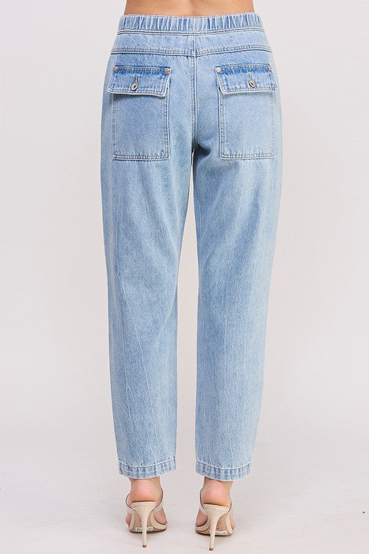 TAPERED FIT PLEAT AND WAISTBAND DETAIL JEANS