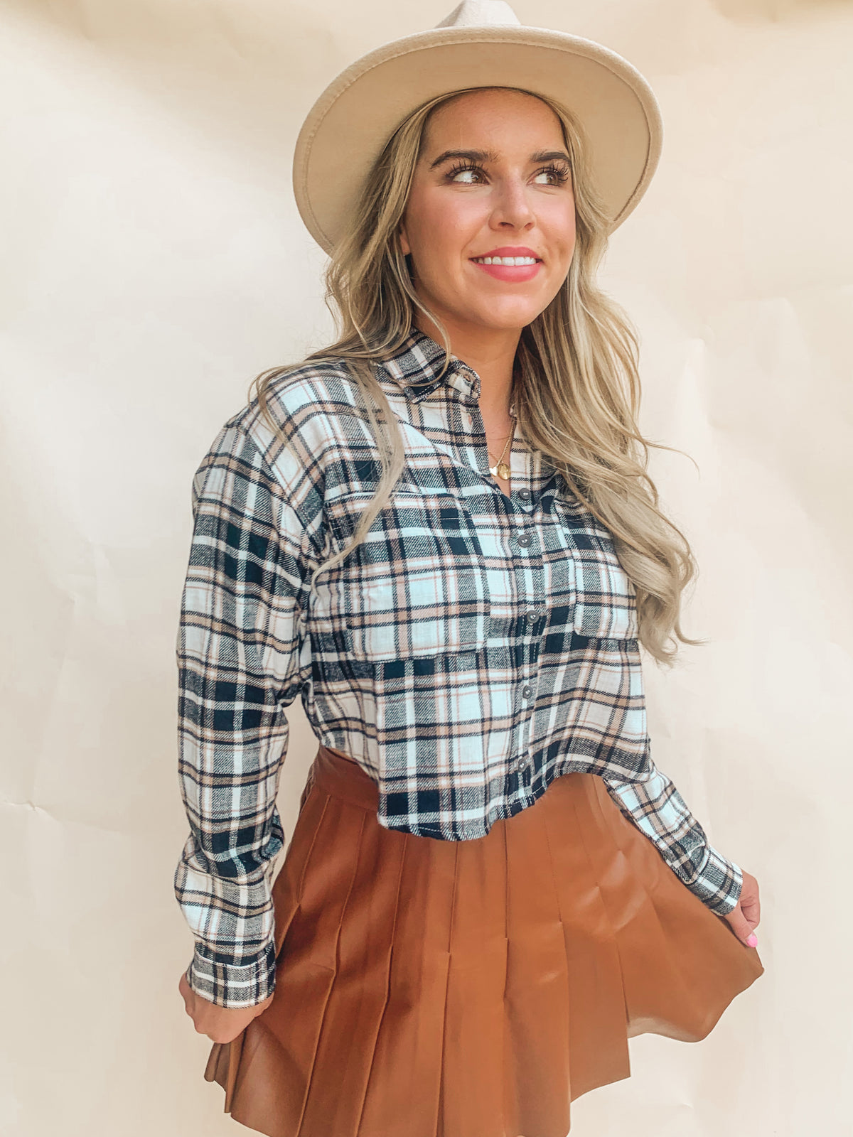 BLACK CROPPED FLANNEL LONG SLEEVE PLAID SHIRT