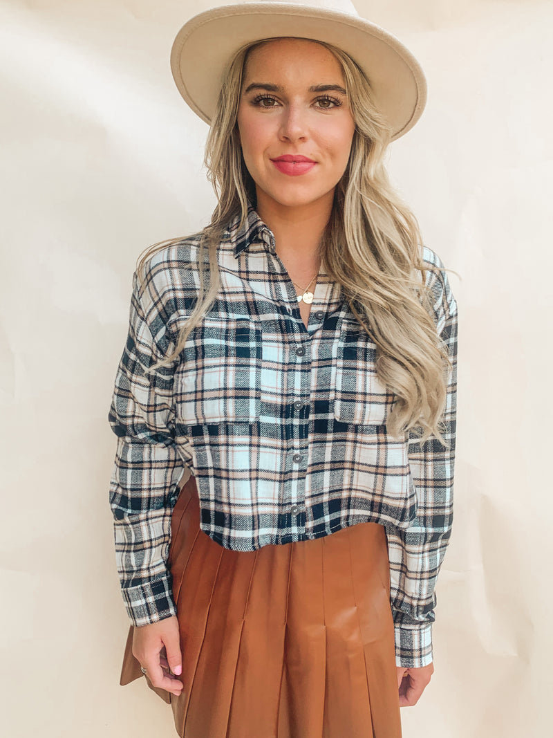 BLACK CROPPED FLANNEL LONG SLEEVE PLAID SHIRT
