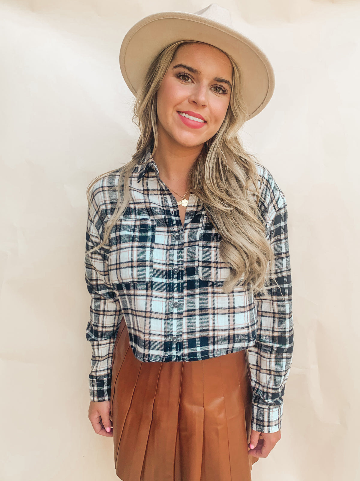 BLACK CROPPED FLANNEL LONG SLEEVE PLAID SHIRT