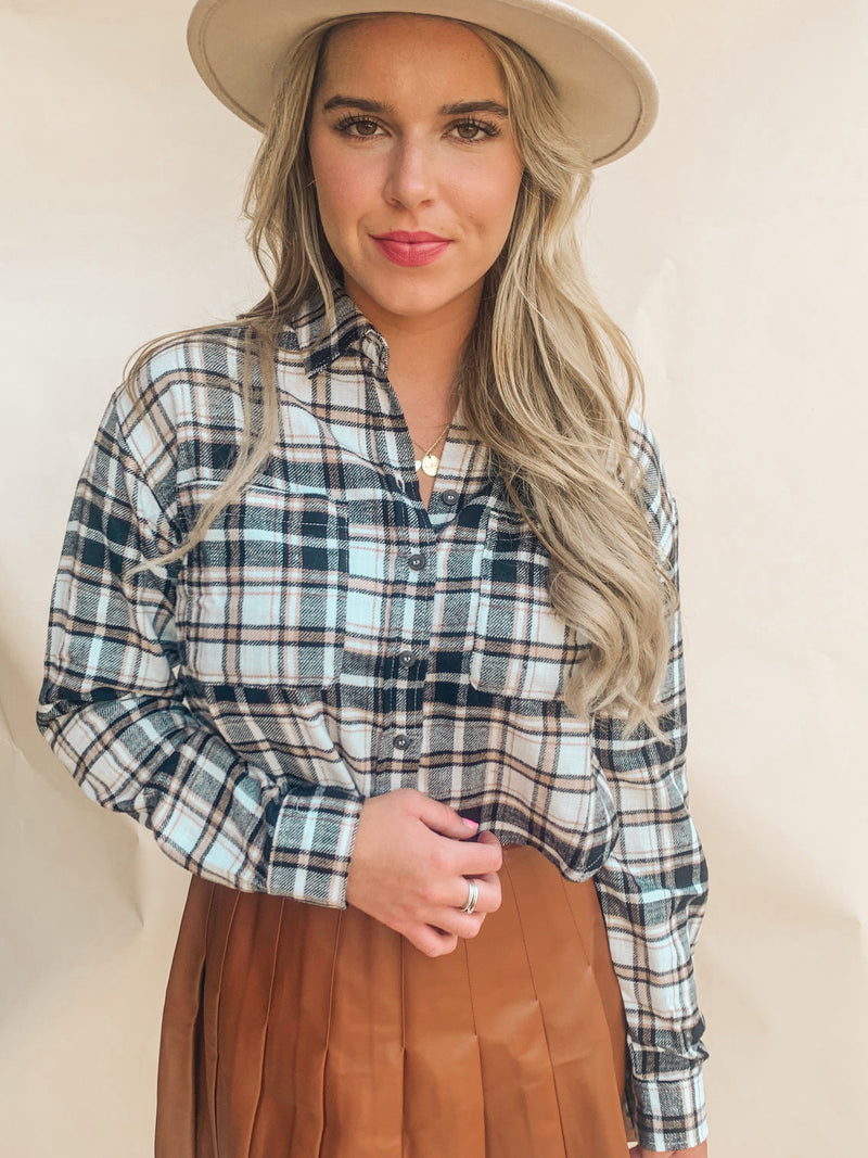 BLACK CROPPED FLANNEL LONG SLEEVE PLAID SHIRT
