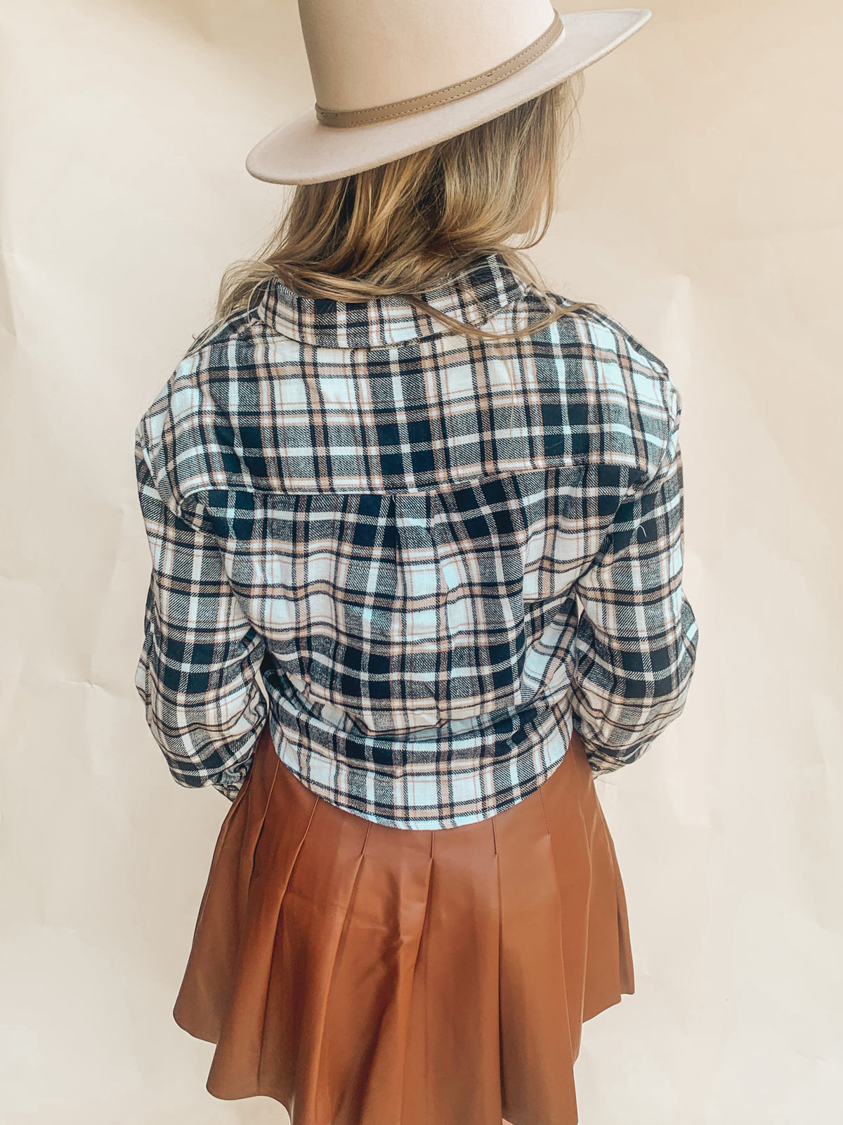 BLACK CROPPED FLANNEL LONG SLEEVE PLAID SHIRT