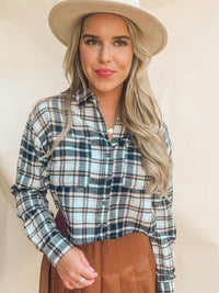 BLACK CROPPED FLANNEL LONG SLEEVE PLAID SHIRT